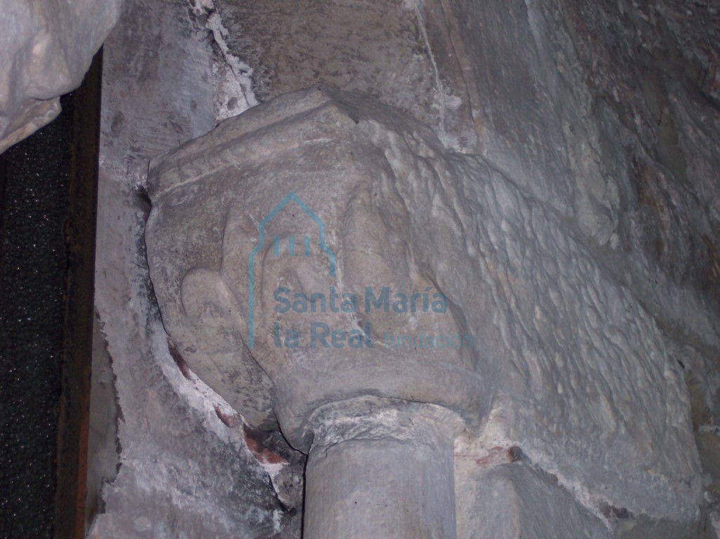 Capitel derecho de la ventana del antiguo ábside ó muro oriental