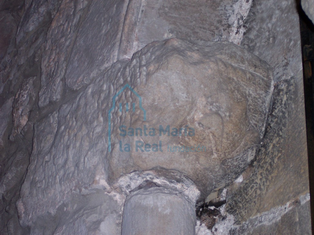 Capitel izquierdo de la ventana del antiguo ábside ó muro oriental
