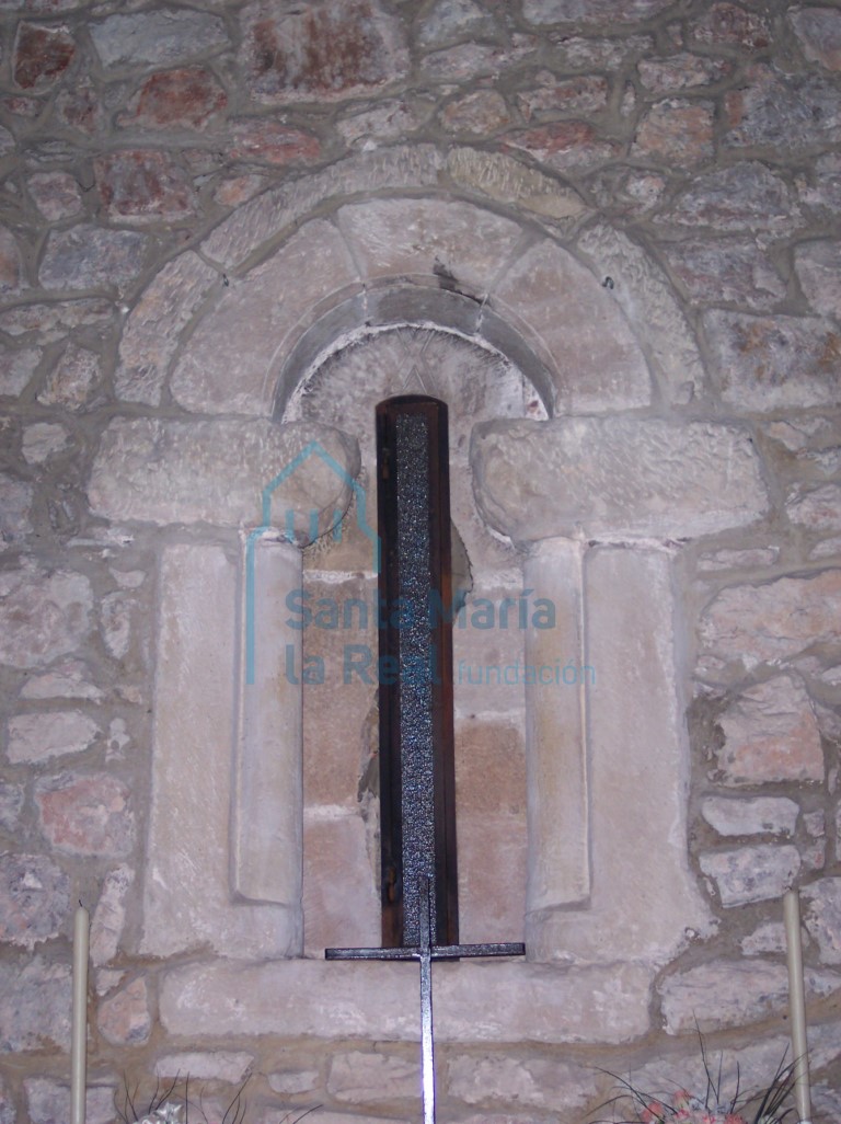 Ventana de medio punto del muro oriental