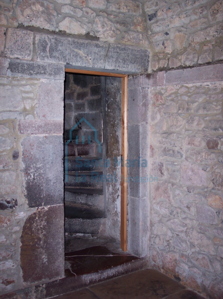 Acceso a la escalera del perdón de la torre derecha