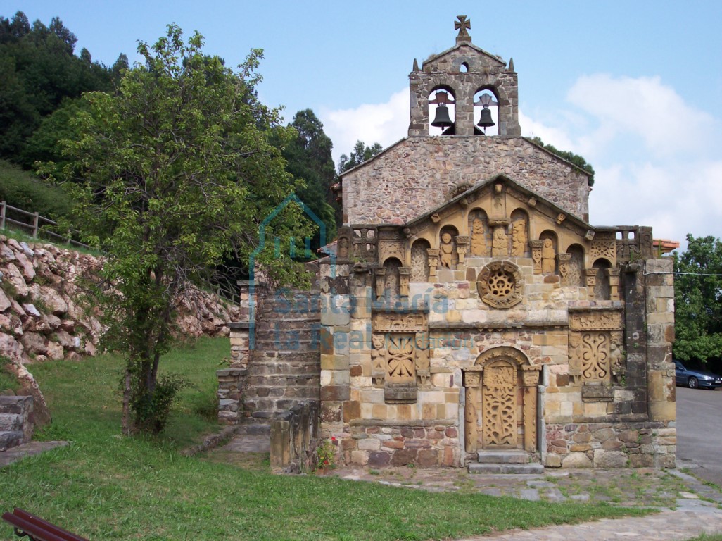 Vista exterior de la fachada oeste
