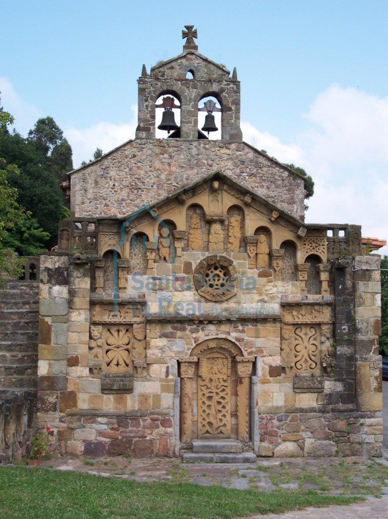 Vista exterior de la fachada oeste