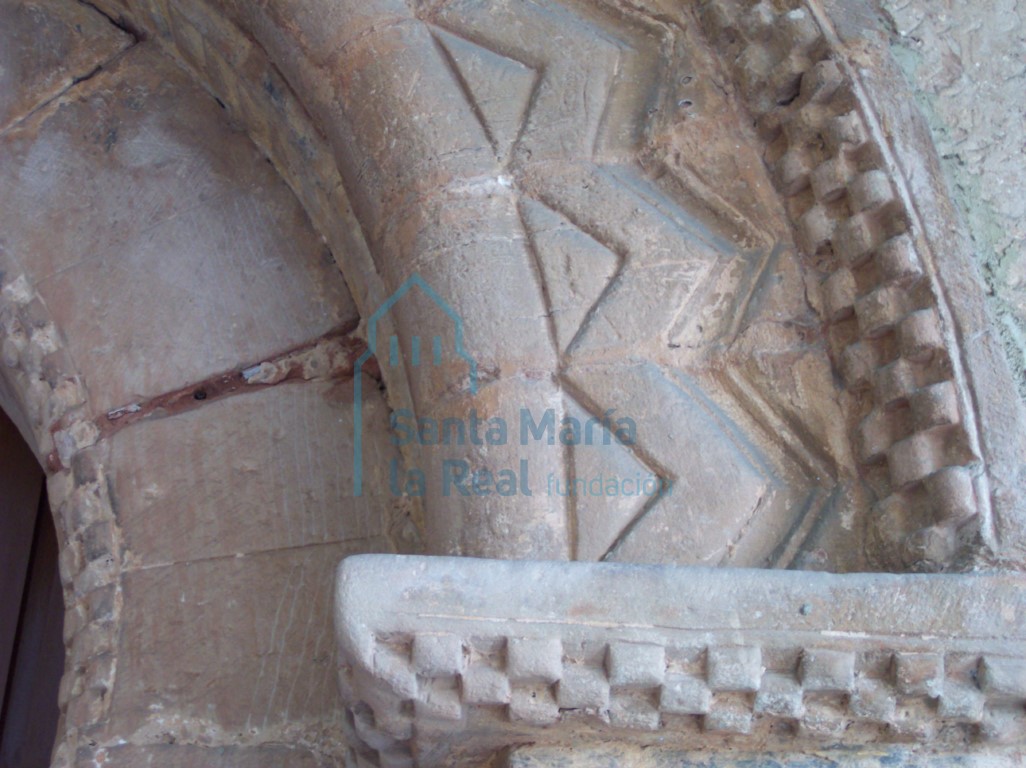 Detalle de la arquivolta de la portada oeste