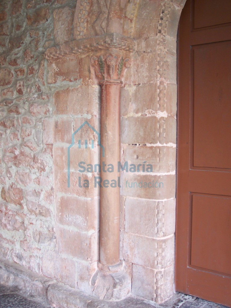 Detalle de la jamba izquierda de la portada oeste