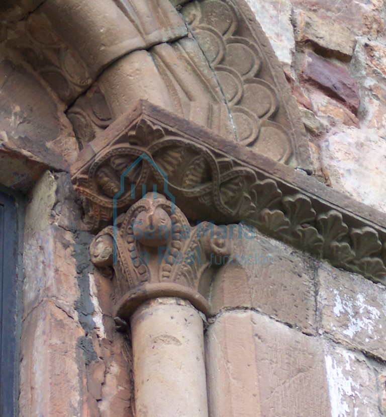 Detalle del capitel derecho de la ventana sur