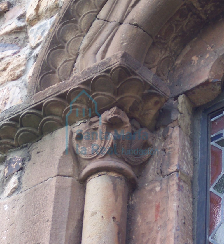 Detalle del capitel izquierdo de la ventana sur