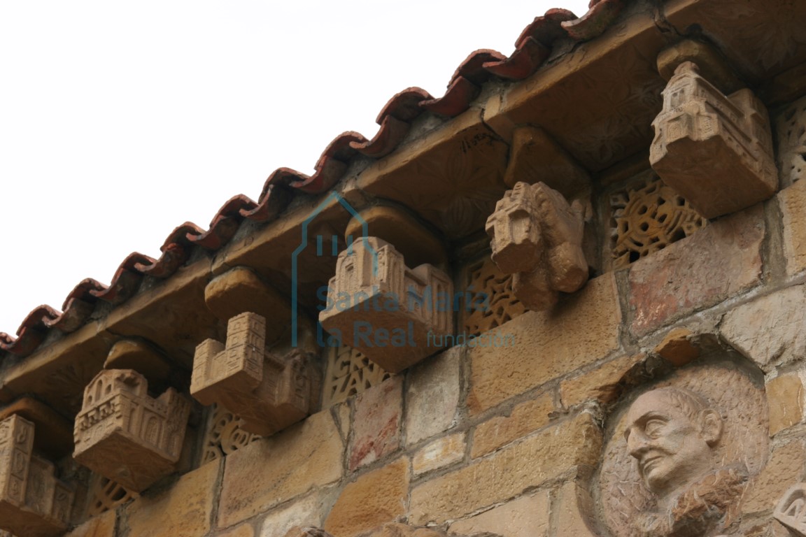 Capiteles de la fachada norte del portico