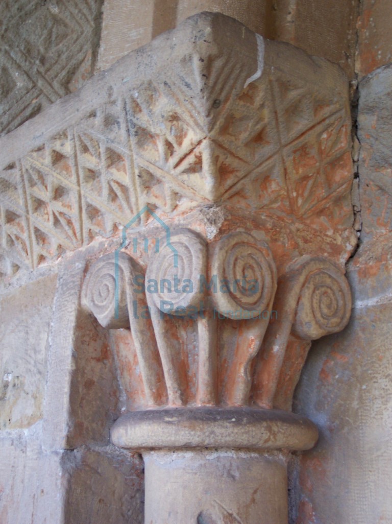Capitel izquierdo de la portada sur