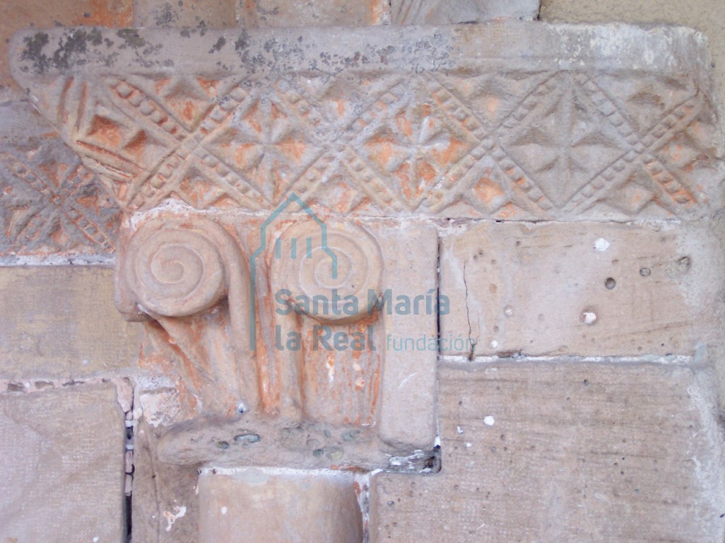 Capitel izquierdo de la portada sur