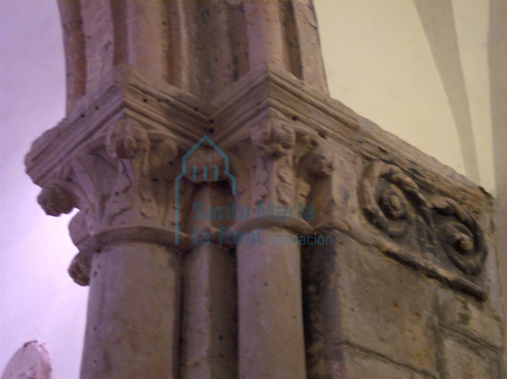 Capiteles del lado derecho del arco triunfal