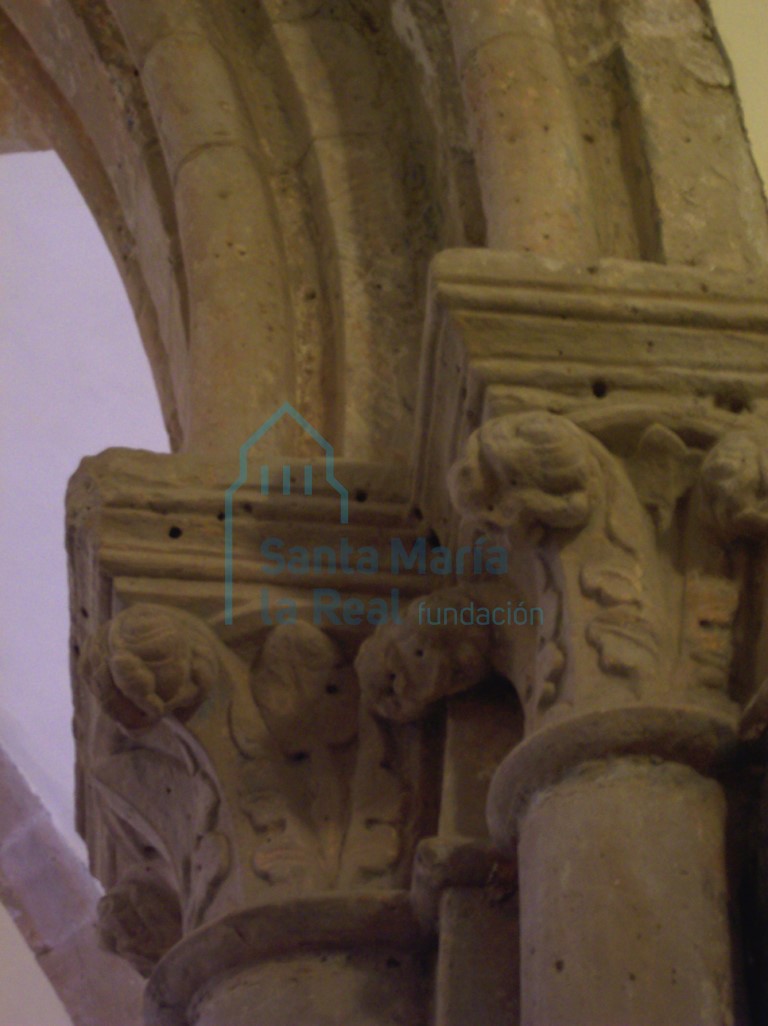 Capiteles del lado derecho del arco triunfal