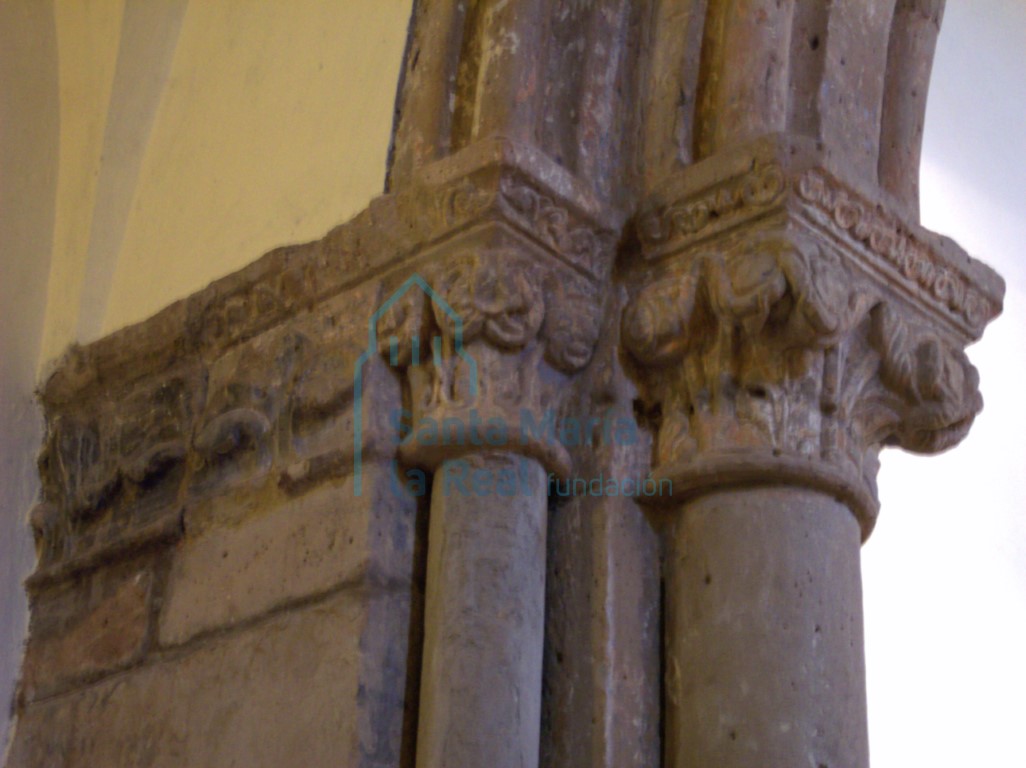 Capiteles del lado izquierdo del arco triunfal