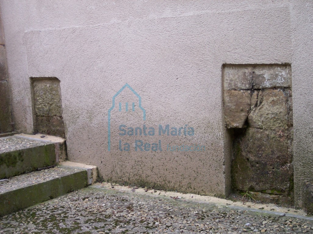 Detalle de la portada del lateral norte