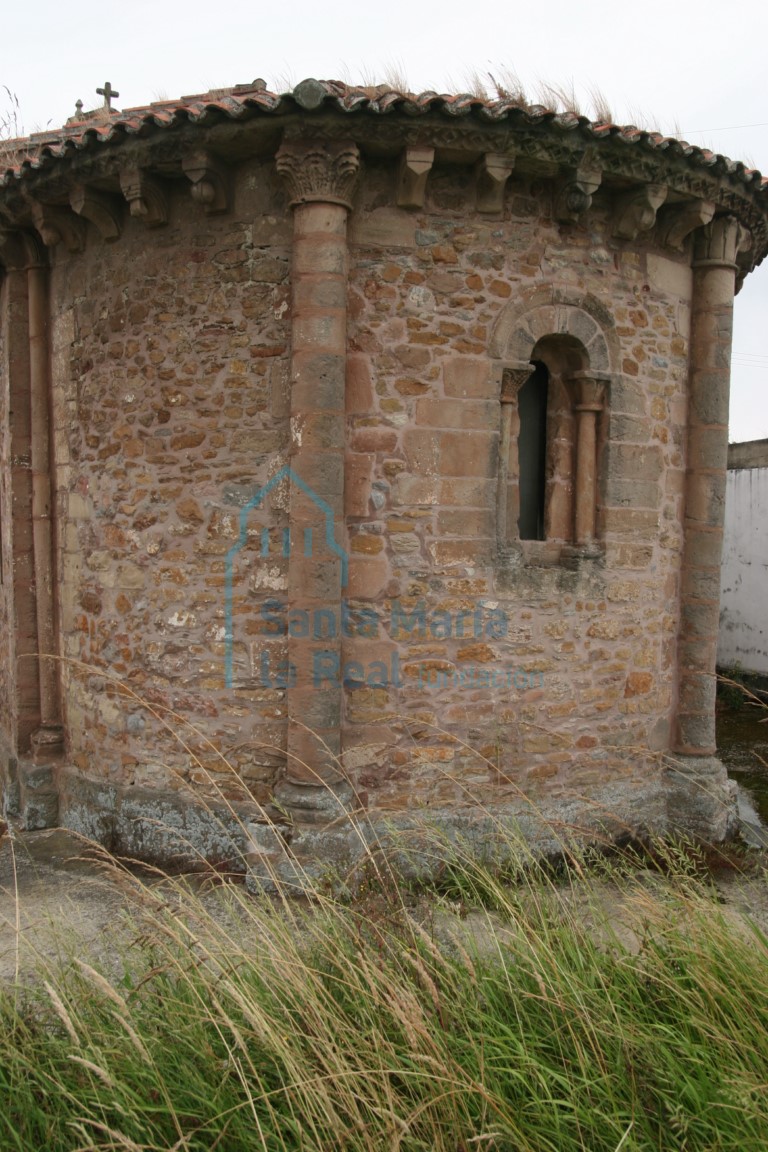 Vista del ábside en el exterior