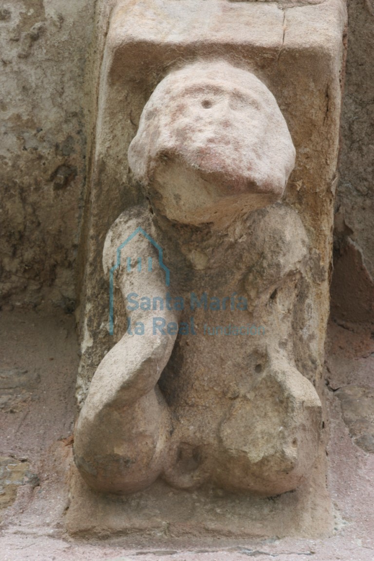 Detalle de un capitel del ábside. Exhibicionista