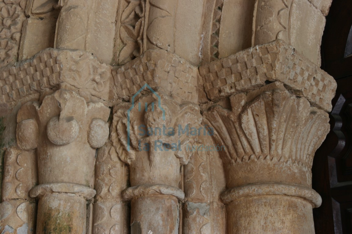 Detalle de los capiteles del lado izquierdo de la portada