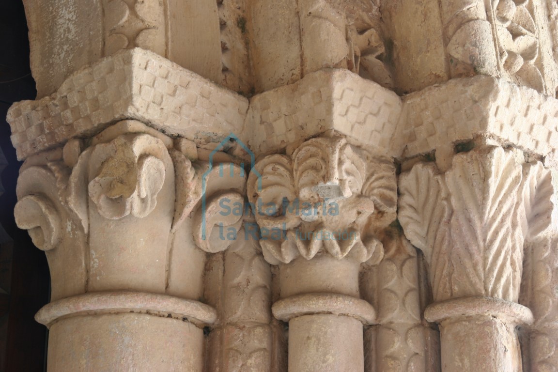 Detalle de los capiteles del lado derecho de la portada