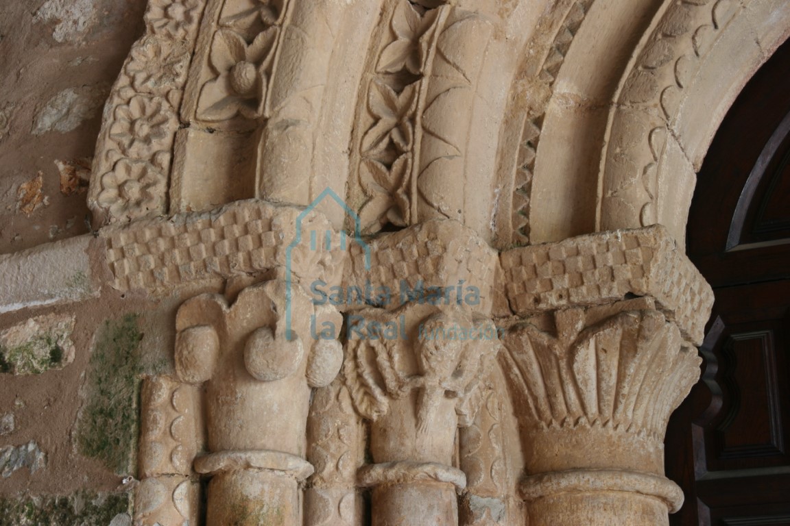 Capiteles del lado izquierdo de la portada