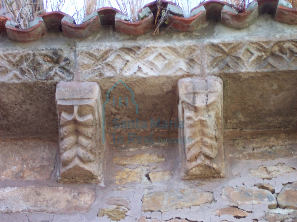 Detalle de los canecillos del ábside en el exterior