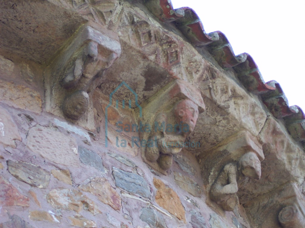 Detalle de los canecillos del ábside