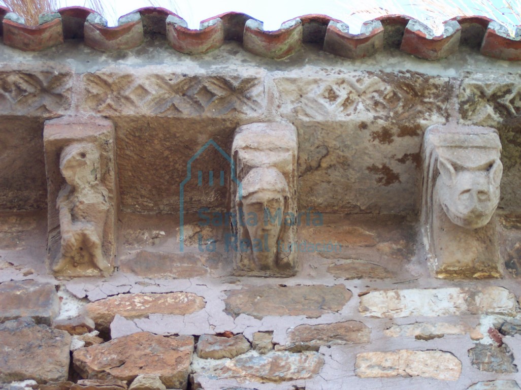 Detalle de los canecillos del ábside