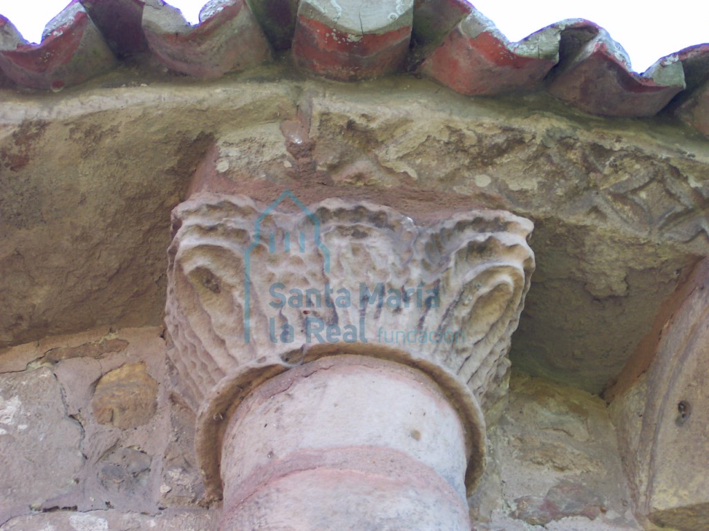 Detalle del capitel de una de las columnas del ábside en el exterior