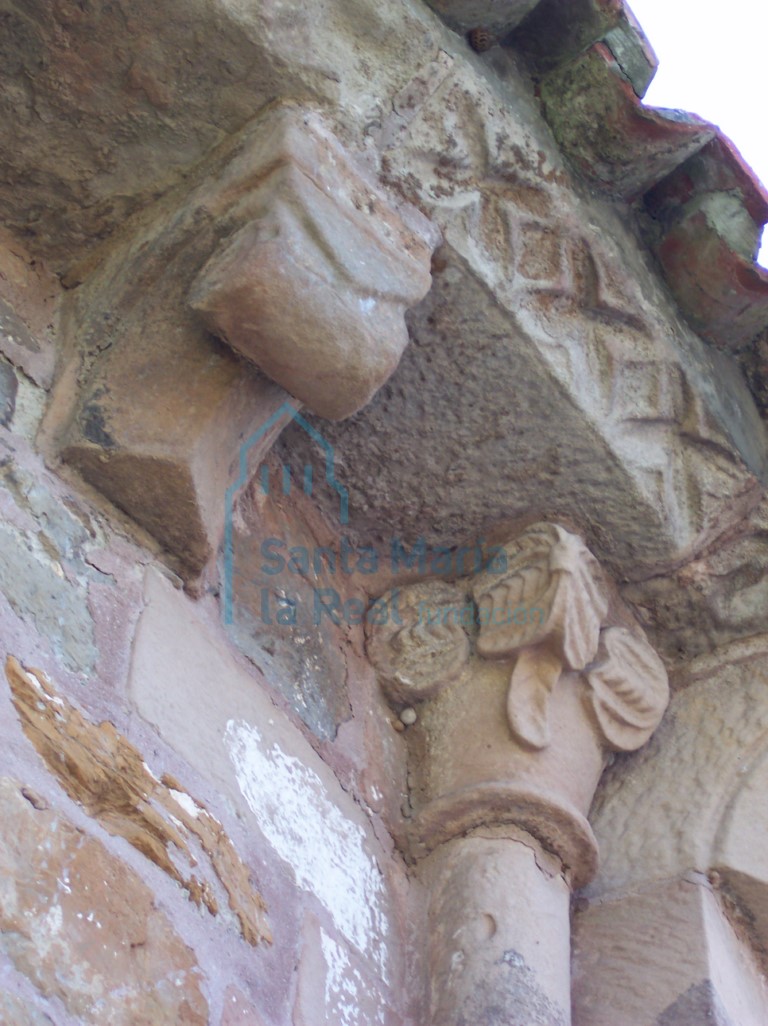 Detalle del capitel de una de las columnas del exterior del ábside