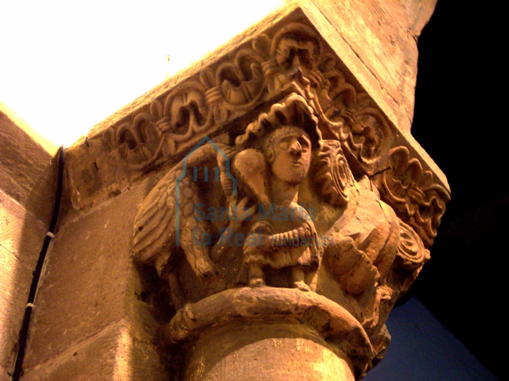 Detalle del capitel del lado derecho del arco triunfal