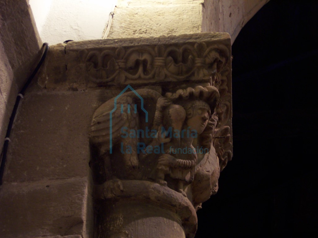 Detalle del capitel interior del lado derecho del ábside