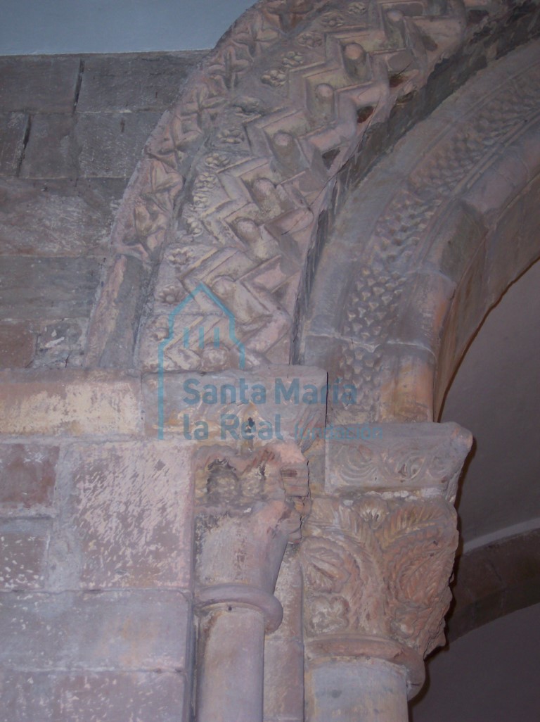 Detalle de los capiteles del lado izquierdo del arco triunfal