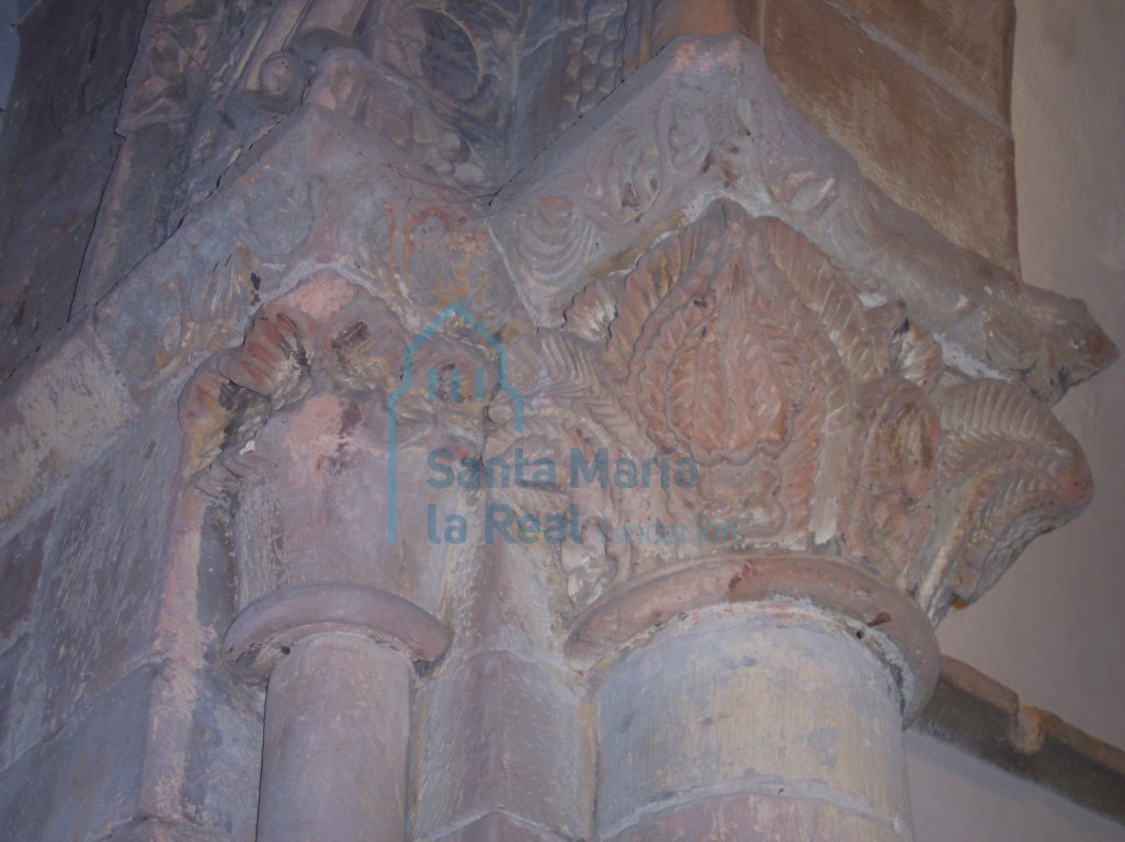 Detalle de los capiteles del lado izquierdo del arco triunfal