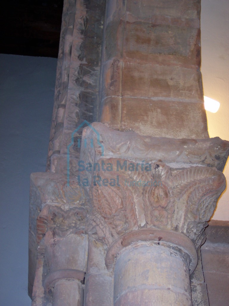 Capiteles del lado izquierdo del arco triunfal