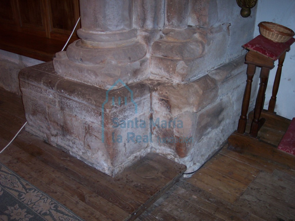 Detalle de las basas del lado derecho del arco triunfal