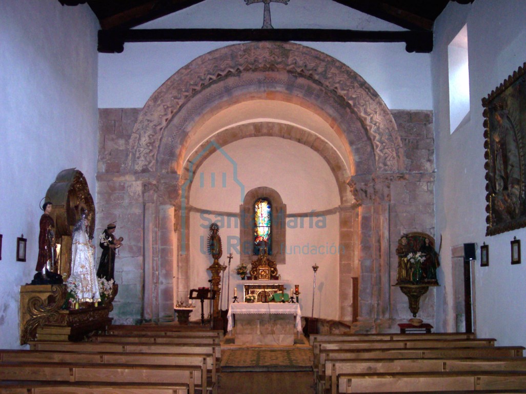 Vista del interior de la iglesia y del arco triunfal