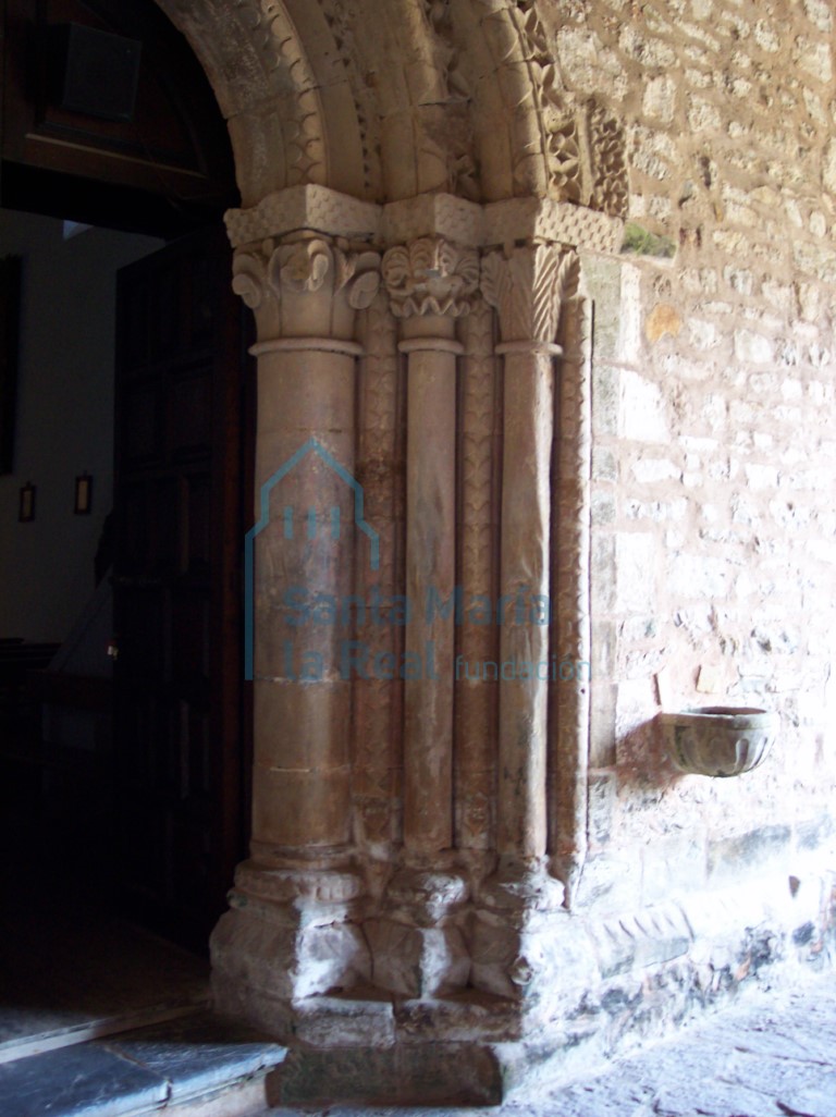 Detalle de la  jamba derecha de la portada