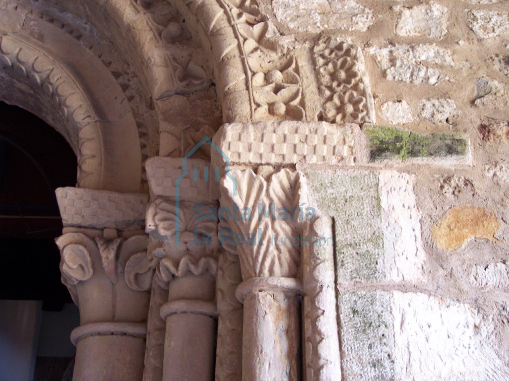 Detalle de los capiteles del lado derecho de la portada
