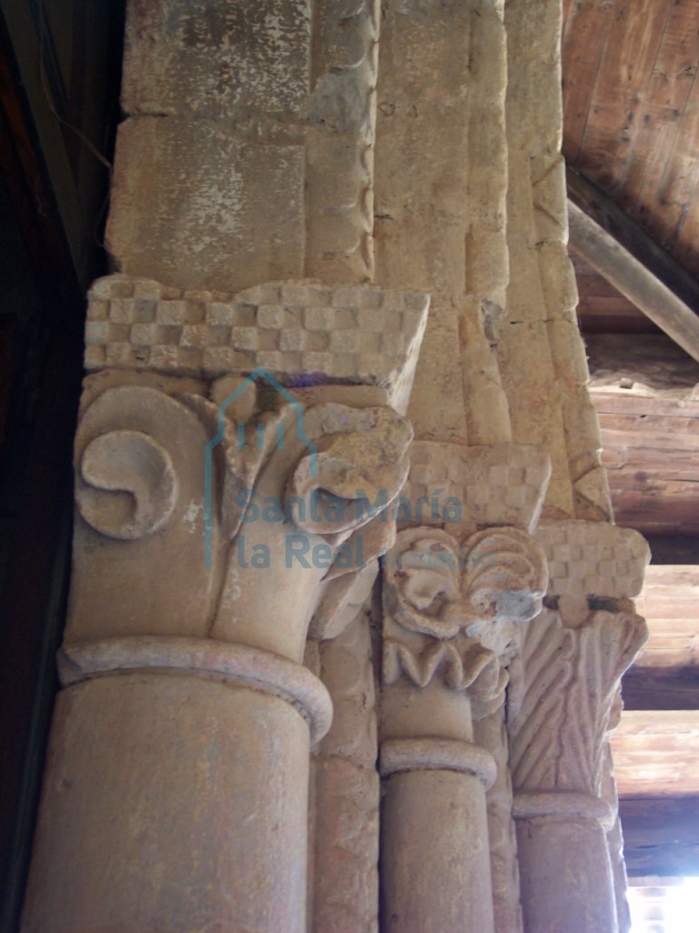 Detalle de los capiteles del lado derecho de la portada