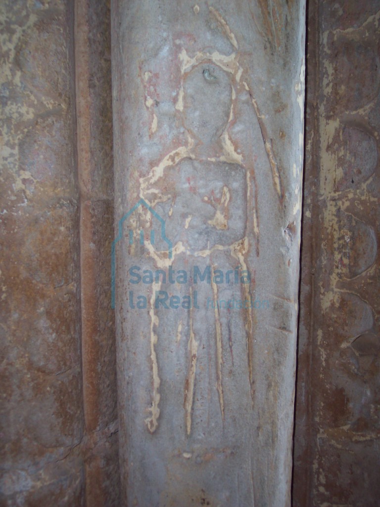 Detalle del fuste de la primera columna del lado derecho de la portada. Relieve de una figura femenina en actitud oferente
