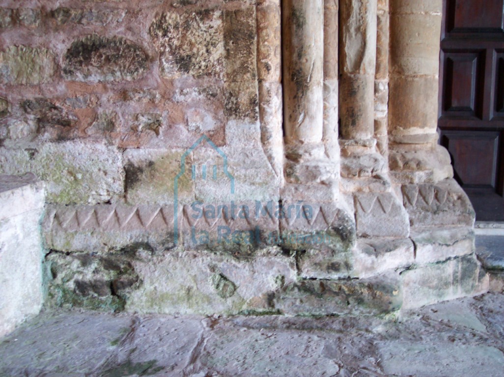 Detalle de las basas del lado izquierdo de la portada