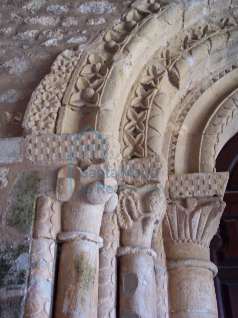 Detalle de la jamba izquierda de la portada y arranque de las arquivoltas