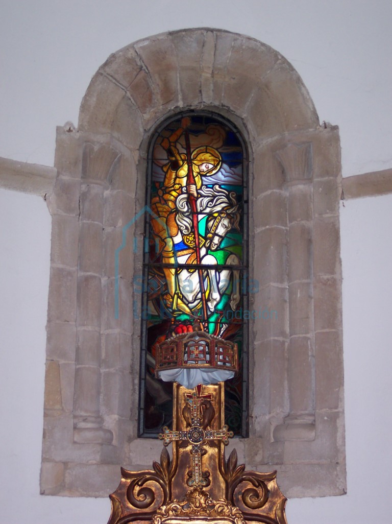 Detalle de la ventana del ábside en el interior