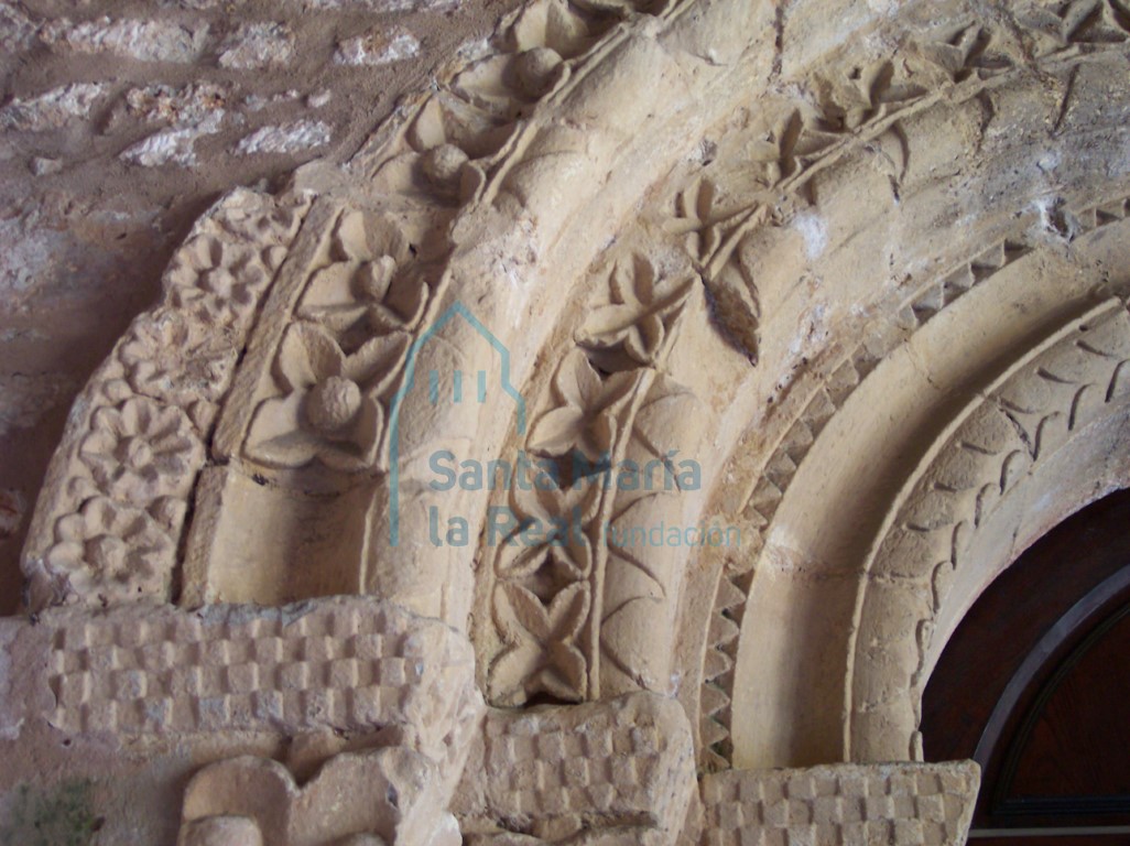 Detalle del arranque de las arquivoltas en el lado izquierdo de la portada