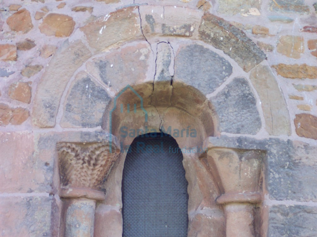 Detalle de la ventana del ábside en el exterior