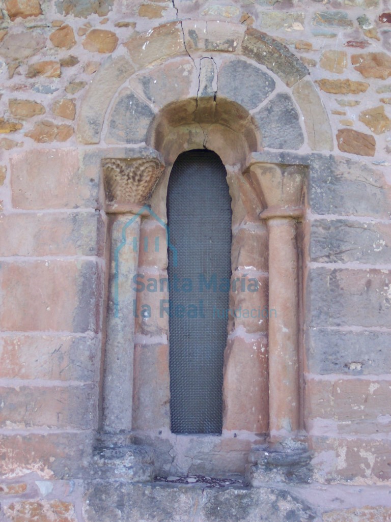 Vista de la ventana del ábside en el exterior