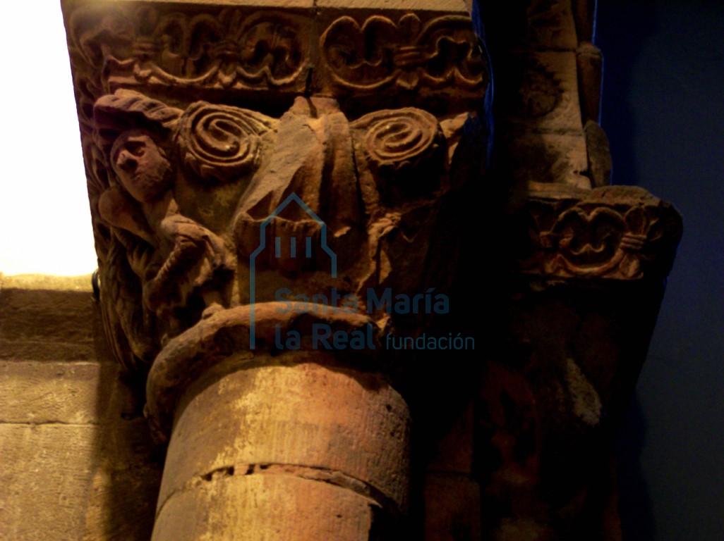 Capiteles del lado derecho del arco triunfal