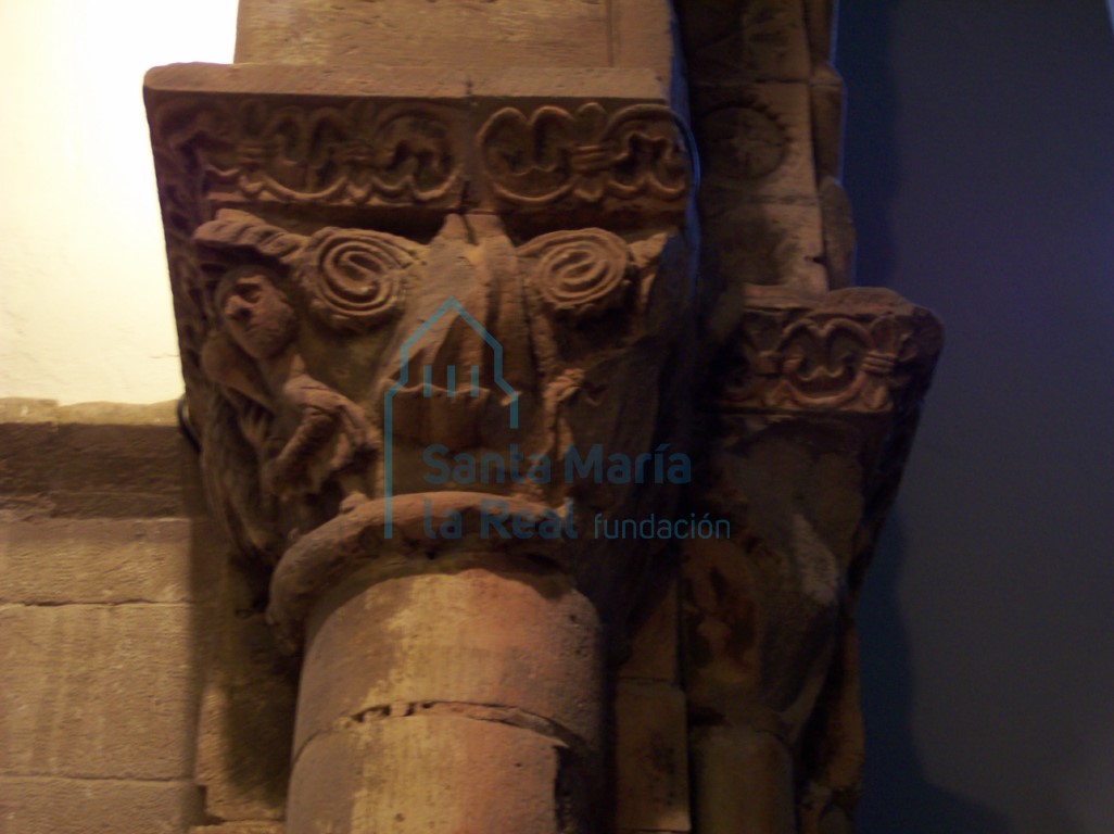 Capiteles del lado derecho del arco triunfal