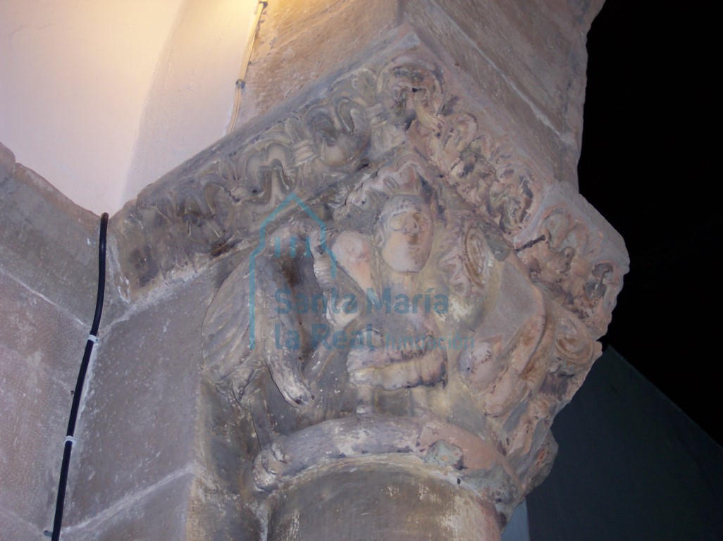 Capitel del lado derecho del arco triunfal