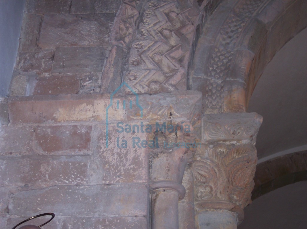 Capiteles del lado izquierdo del arco triunfal