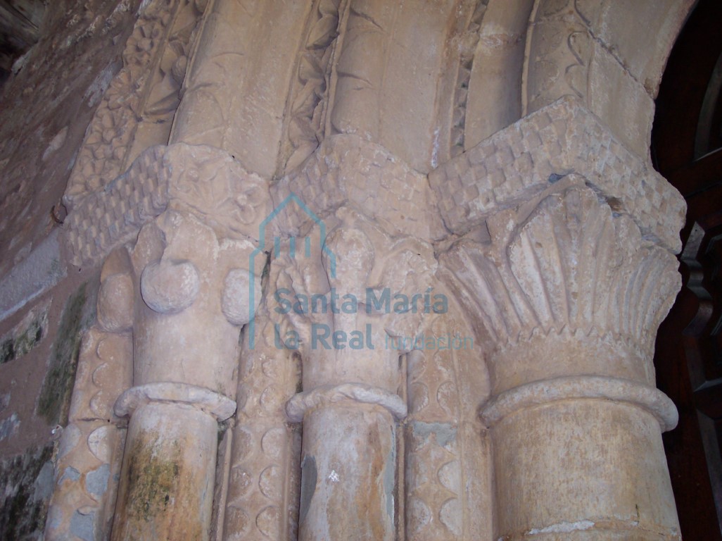 Capiteles de la jamba izquiereda de la portada occidental