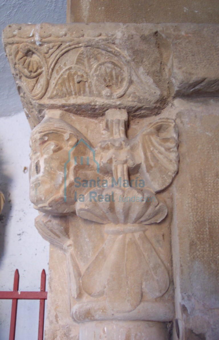 Capitel izquierda de la portada meridional